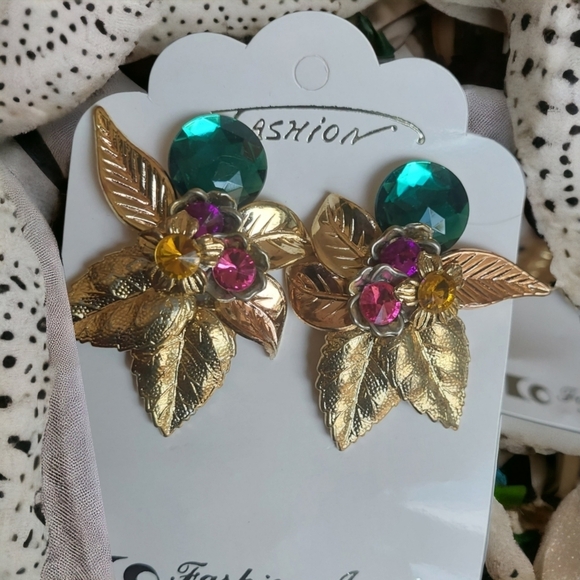 Jewel Tone Fashion Clip on Earrings Gold Leaves Lightweight Jewelry Set Of 3 - Picture 2 of 6